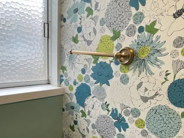 お好きなタオルハンガーに交換します。洗面台リフォームとセットで取り付けならお得！サービスの画像