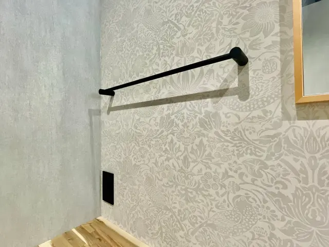 お好きなタオルハンガーに交換します。洗面台リフォームとセットで取り付けならお得！サービスの画像