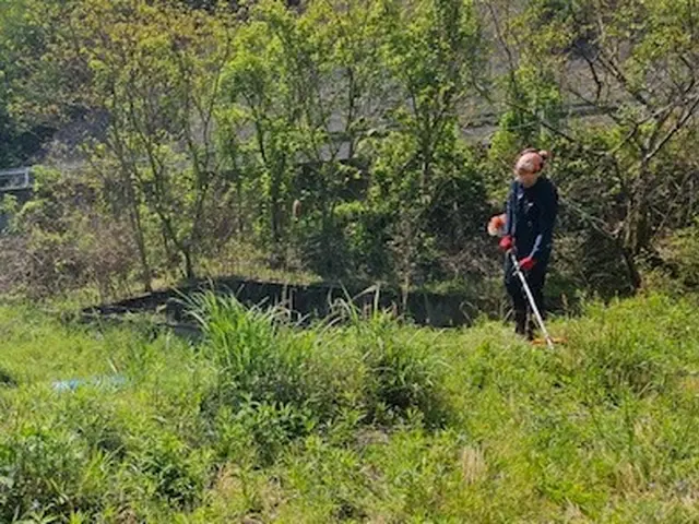 畑や田んぼの畦の草刈り賜ります。更にドローン散布とセットで割引有りサービスの画像