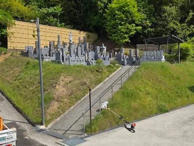 畑や田んぼの畦の草刈り賜ります。更にドローン散布とセットで割引有りサービスの画像