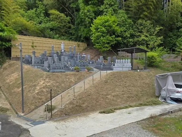 畑や田んぼの畦の草刈り賜ります。更にドローン散布とセットで割引有りサービスの画像