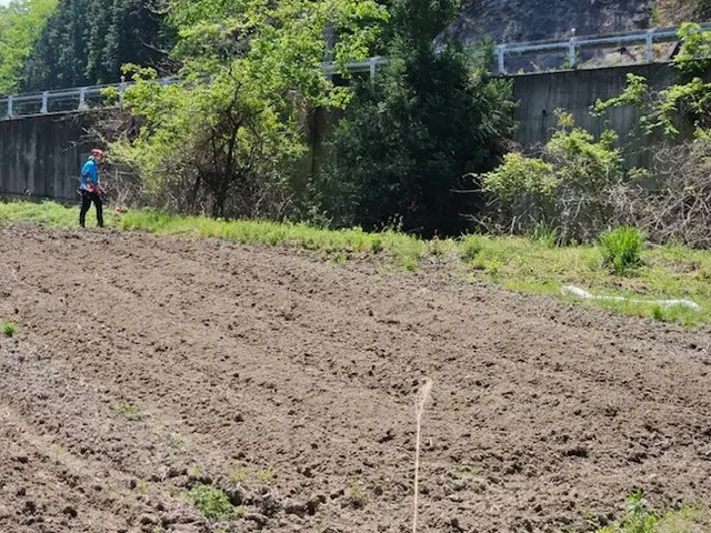 畑や田んぼの畦の草刈り賜ります。更にドローン散布とセットで割引有りサービスの画像