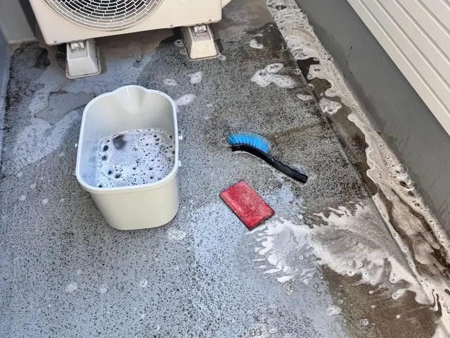 埃や汚れが溜まりやすいベランダ。お掃除しませんか？サービスの画像