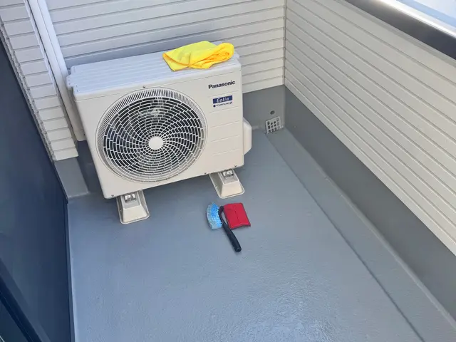 埃や汚れが溜まりやすいベランダ。お掃除しませんか？サービスの画像