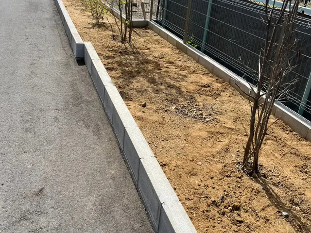 お庭やマンション周りの草抜きもキレイに！！知識と経験が豊富なのでお任せください。サービスの画像