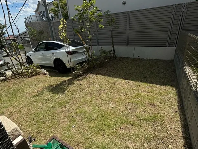 お庭やマンション周りの草抜きもキレイに！！知識と経験が豊富なのでお任せください。サービスの画像