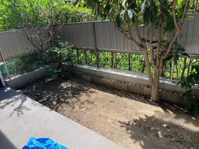 お庭やマンション周りの草抜きもキレイに！！知識と経験が豊富なのでお任せください。サービスの画像