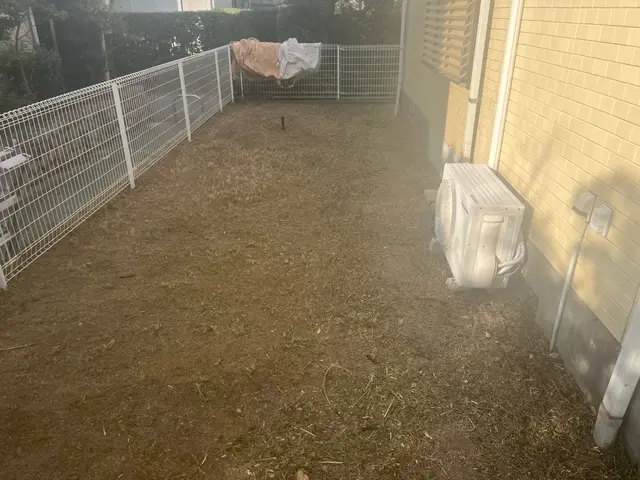 お庭やマンション周りの草抜きもキレイに！！知識と経験が豊富なのでお任せください。サービスの画像