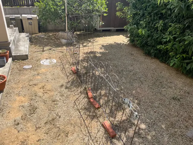 お庭やマンション周りの草抜きもキレイに！！知識と経験が豊富なのでお任せください。サービスの画像