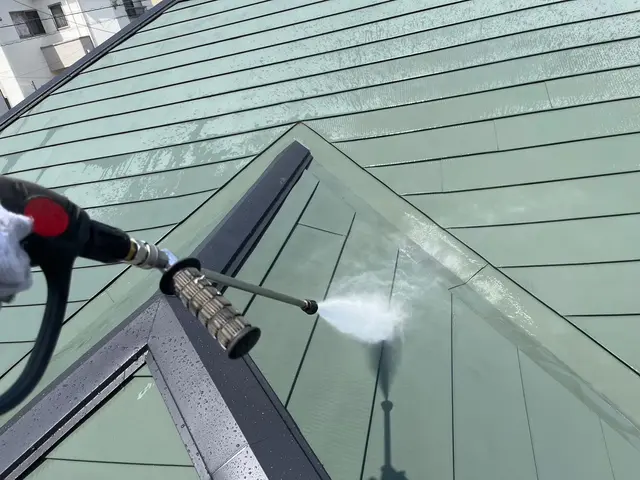 トタン屋根｜足場込み ケレン徹底×錆止め重視塗装サービスの画像