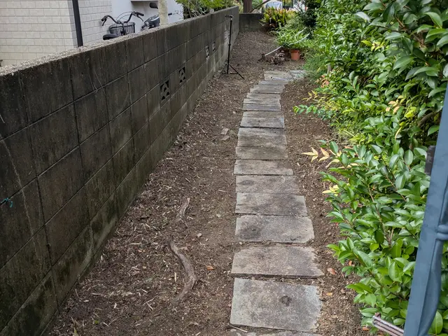 機械を使わない安心除草。成長点よりも下から除草するから再生しにくいからコスパ良しサービスの画像