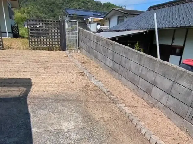 機械を使わない安心除草。成長点よりも下から除草するから再生しにくいからコスパ良しサービスの画像