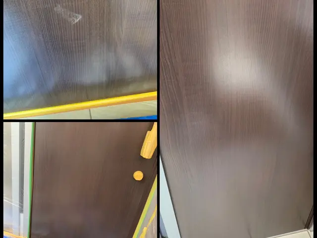 【思い出が沢山詰まった玄関ドア　交換せずに綺麗にします】キズ凹み補修、再塗装などサービスの画像