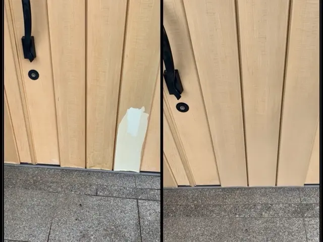 【思い出が沢山詰まった玄関ドア　交換せずに綺麗にします】キズ凹み補修、再塗装などサービスの画像