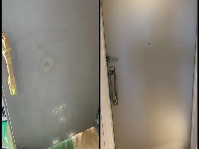 【思い出が沢山詰まった玄関ドア　交換せずに綺麗にします】キズ凹み補修、再塗装などサービスの画像