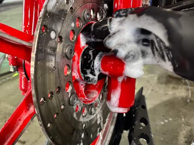 ホイール・マフラー・細かな部分まで丁寧に汚れを落として、輝きとツヤを復活！サービスの画像