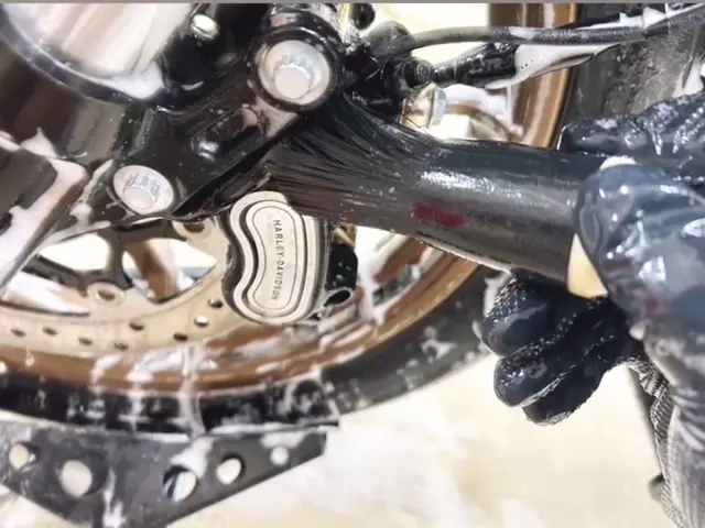 ホイール・マフラー・細かな部分まで丁寧に汚れを落として、輝きとツヤを復活！サービスの画像