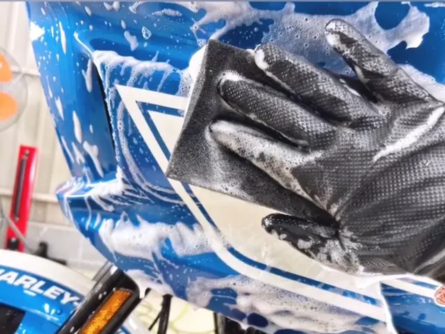 ホイール・マフラー・細かな部分まで丁寧に汚れを落として、輝きとツヤを復活！サービスの画像