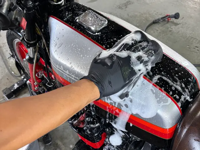 ホイール・マフラー・細かな部分まで丁寧に汚れを落として、輝きとツヤを復活！サービスの画像