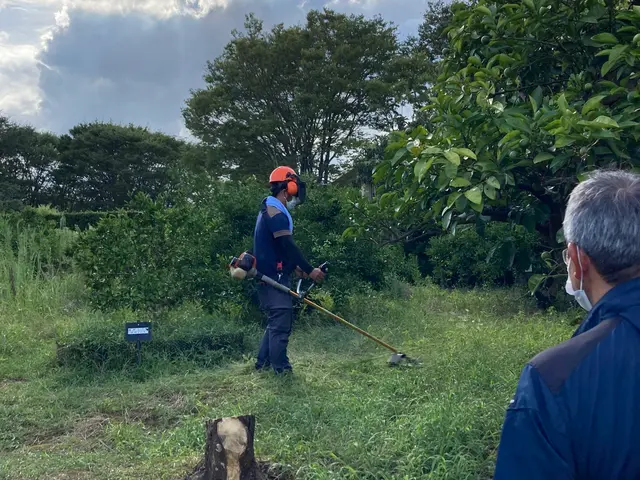 ☆もしもの飛び石も保険完備なので安心◎ ◇草刈り機の講習済で安心安全な施工◎サービスの画像