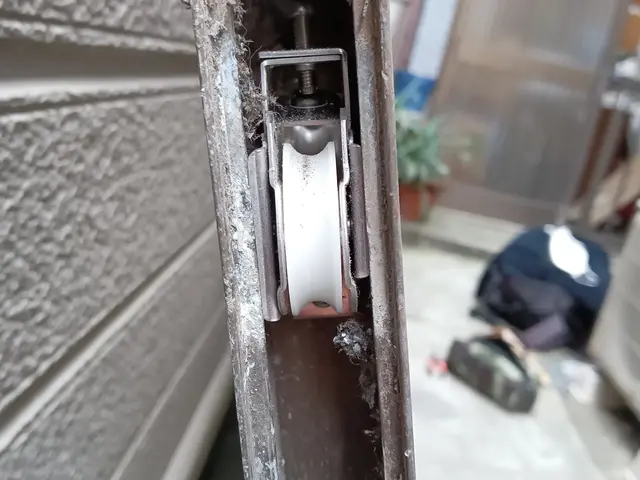 玄関・建具戸車交換　レール交換　戸車・レール用意します　土日祝も対応可能ですサービスの画像