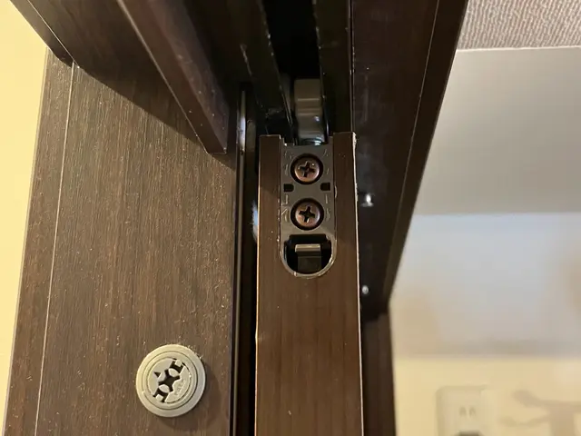 玄関・建具戸車交換　レール交換　戸車・レール用意します　土日祝も対応可能ですサービスの画像