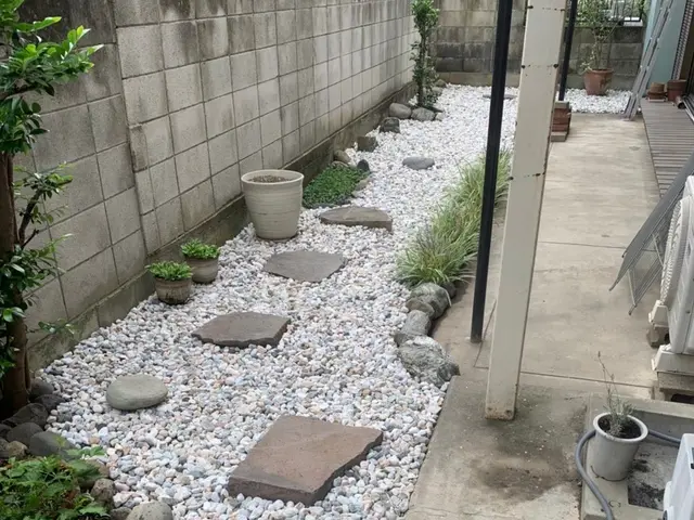 〘砂利敷き〙除草＋防草シートも同時作業可能です！サービスの画像