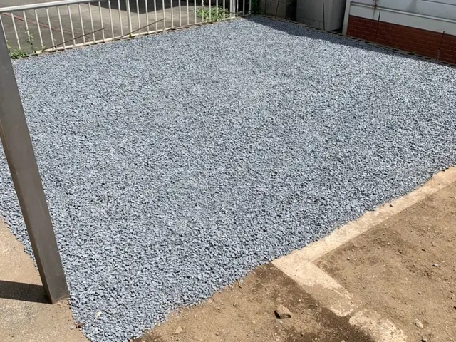 〘砂利敷き〙除草＋防草シートも同時作業可能です！サービスの画像