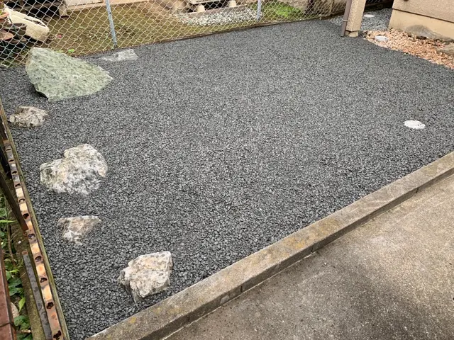 〘砂利敷き〙除草＋防草シートも同時作業可能です！サービスの画像
