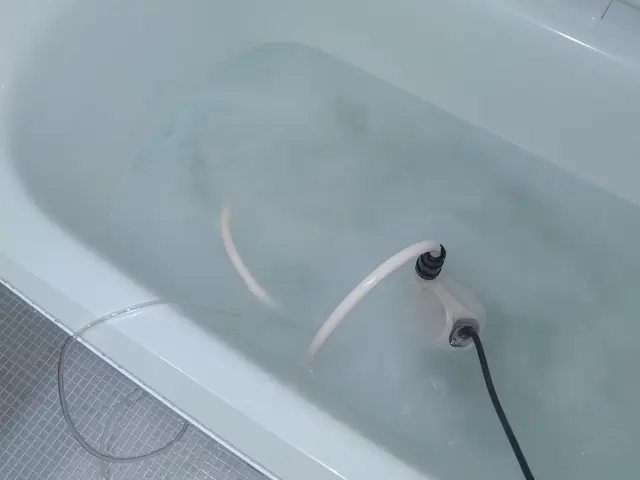 追い焚き配管の奥まで洗浄！湯垢・雑菌を徹底除去し、安心・清潔なバスタイムを☆彡サービスの画像