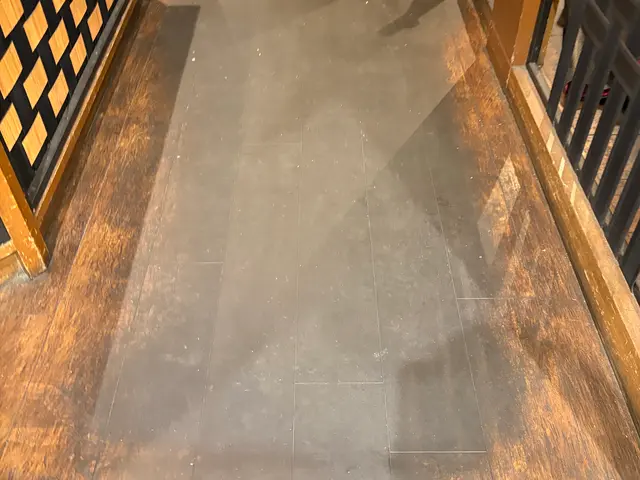 床ポリッシャー洗浄★飲食店や住宅の床の黒ずみや油汚れピカピカにします！サービスの画像