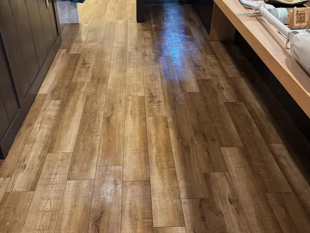 床ポリッシャー洗浄★飲食店や住宅の床の黒ずみや油汚れピカピカにします！サービスの画像