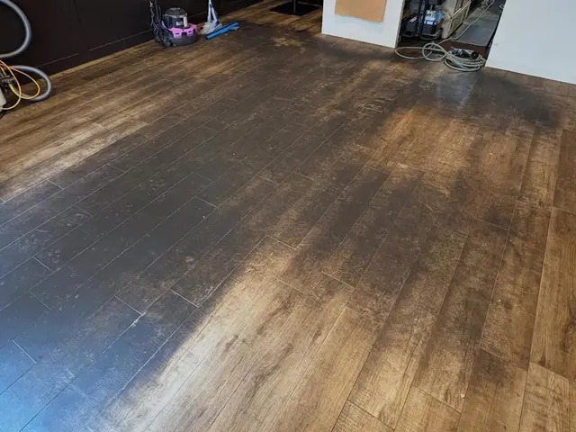 床ポリッシャー洗浄★飲食店や住宅の床の黒ずみや油汚れピカピカにします！サービスの画像