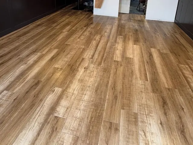 床ポリッシャー洗浄★飲食店や住宅の床の黒ずみや油汚れピカピカにします！サービスの画像