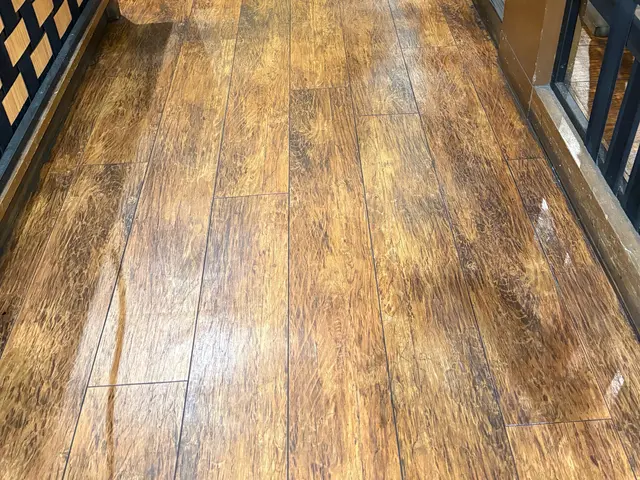 床ポリッシャー洗浄★飲食店や住宅の床の黒ずみや油汚れピカピカにします！サービスの画像