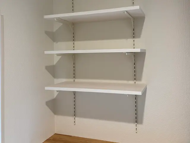 可動棚2,000台以上の取り付け実績あります。2ヶ所目以降8,000円。サービスの画像