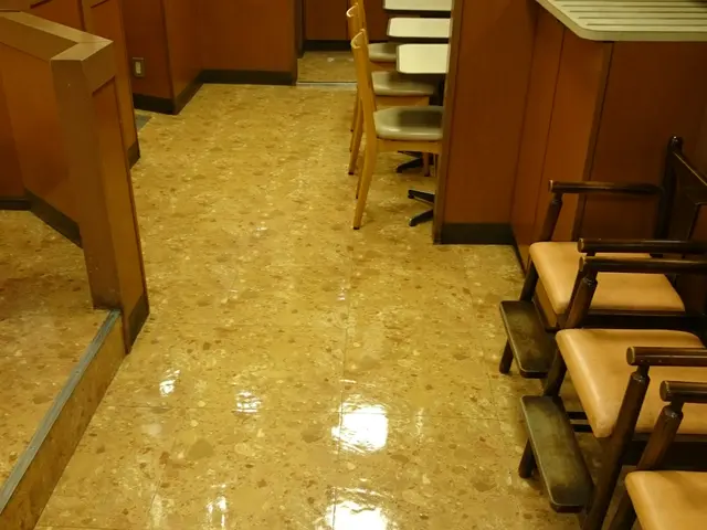 店舗・事務所・病院等のセラミック系フロアーコーティングの施工・管理をいたします。サービスの画像