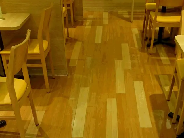 店舗・事務所・病院等のセラミック系フロアーコーティングの施工・管理をいたします。サービスの画像