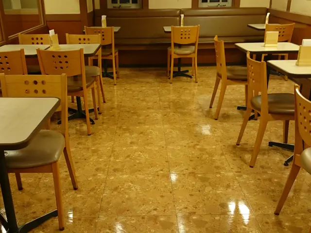 店舗・事務所・病院等のセラミック系フロアーコーティングの施工・管理をいたします。サービスの画像