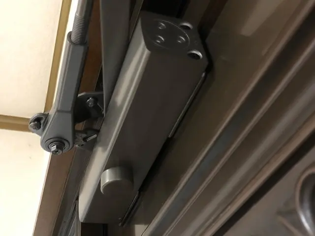 ［相模原市発］玄関扉ドアクローザー交換サービスの画像