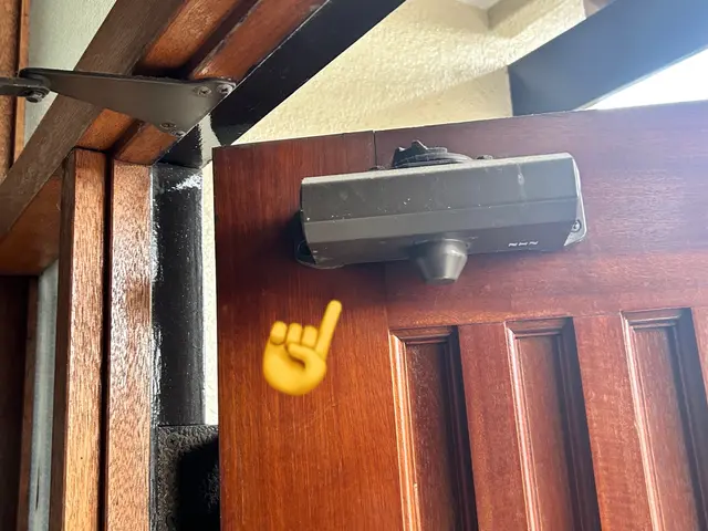 ［相模原市発］玄関扉ドアクローザー交換サービスの画像