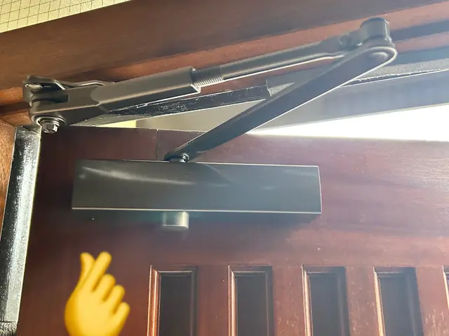 ［相模原市発］玄関扉ドアクローザー交換サービスの画像