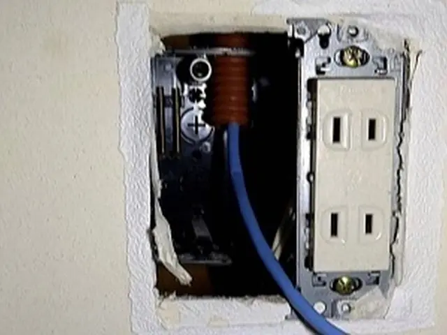 脆弱Wi-Fi・有線接続の拡張に！高効率Lan配線計画、cat6Aもお任せ下さいサービスの画像