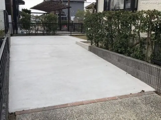 高圧洗浄で汚れ・コケを周辺も含め綺麗にします！塗装前処理にもどうぞ！サービスの画像