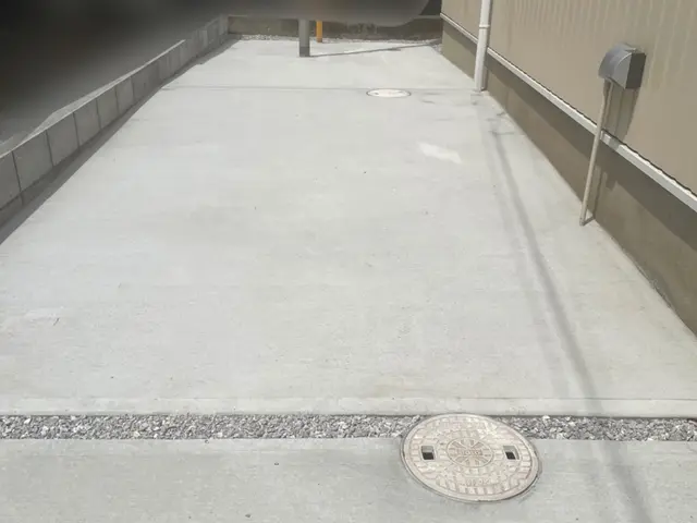 高圧洗浄で汚れ・コケを周辺も含め綺麗にします！塗装前処理にもどうぞ！サービスの画像