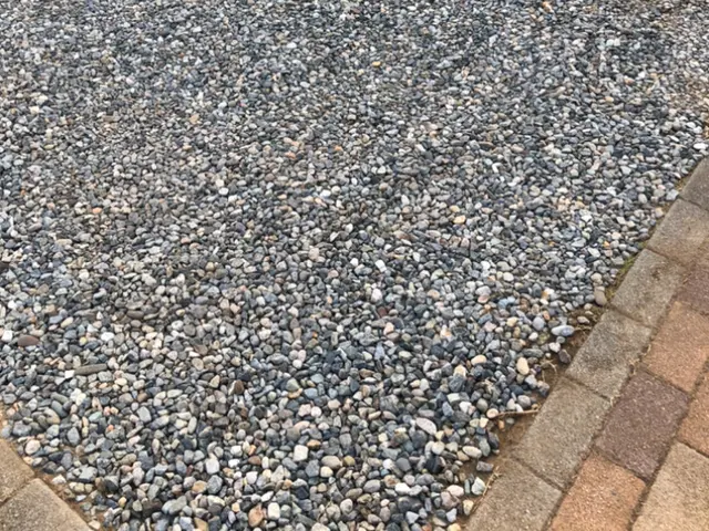 砂利敷き(玄関前、庭、駐車場など) お任せ下さい！お見積もりは無料です！サービスの画像