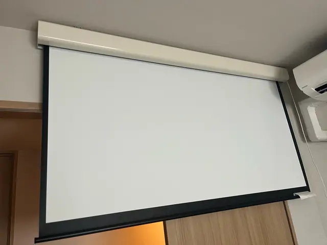 天井付・壁付プロジェクタースクリーン取付!!丁寧かつスピーディーに!サービスの画像