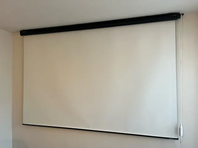 天井付・壁付プロジェクタースクリーン取付!!丁寧かつスピーディーに!サービスの画像