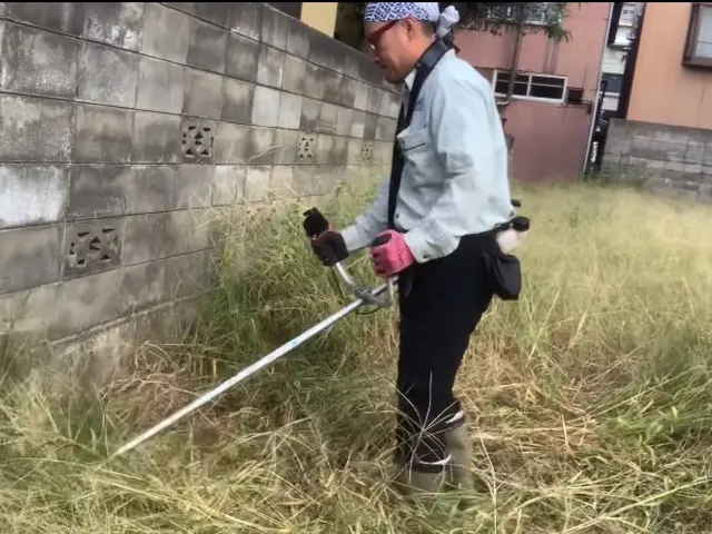 お庭の草をスッキリ、丁寧に刈り取ります！草刈りシーズンはお任せください！サービスの画像