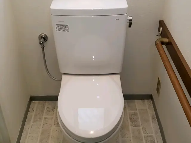 トイレ交換工賃と古いトイレの廃材費、込みです。段ボール+2000円で処分します！サービスの画像